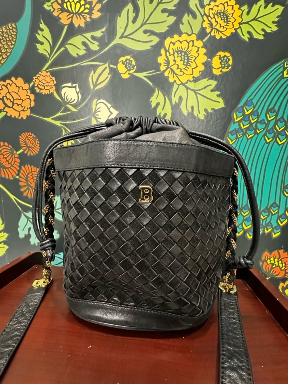 Vintage Bally Black Woven Lambskin Bucket Bag | Mid-1980s | Braided Chain Strap - Picture 5 of 15